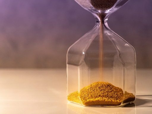 Sand falling in an hourglass, representing the time it takes for a class action lawsuit to reach its conclusion 