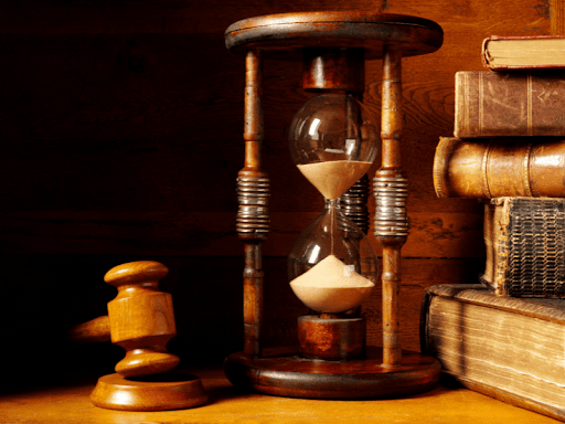 An hourglass next to a judge’s gavel, representing the statute of limitations for class actions 